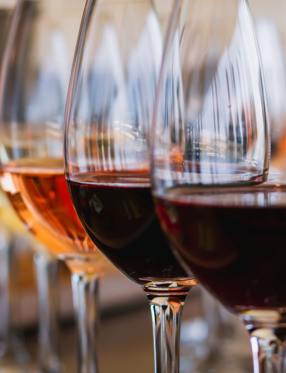 Vin versé verre dégustation