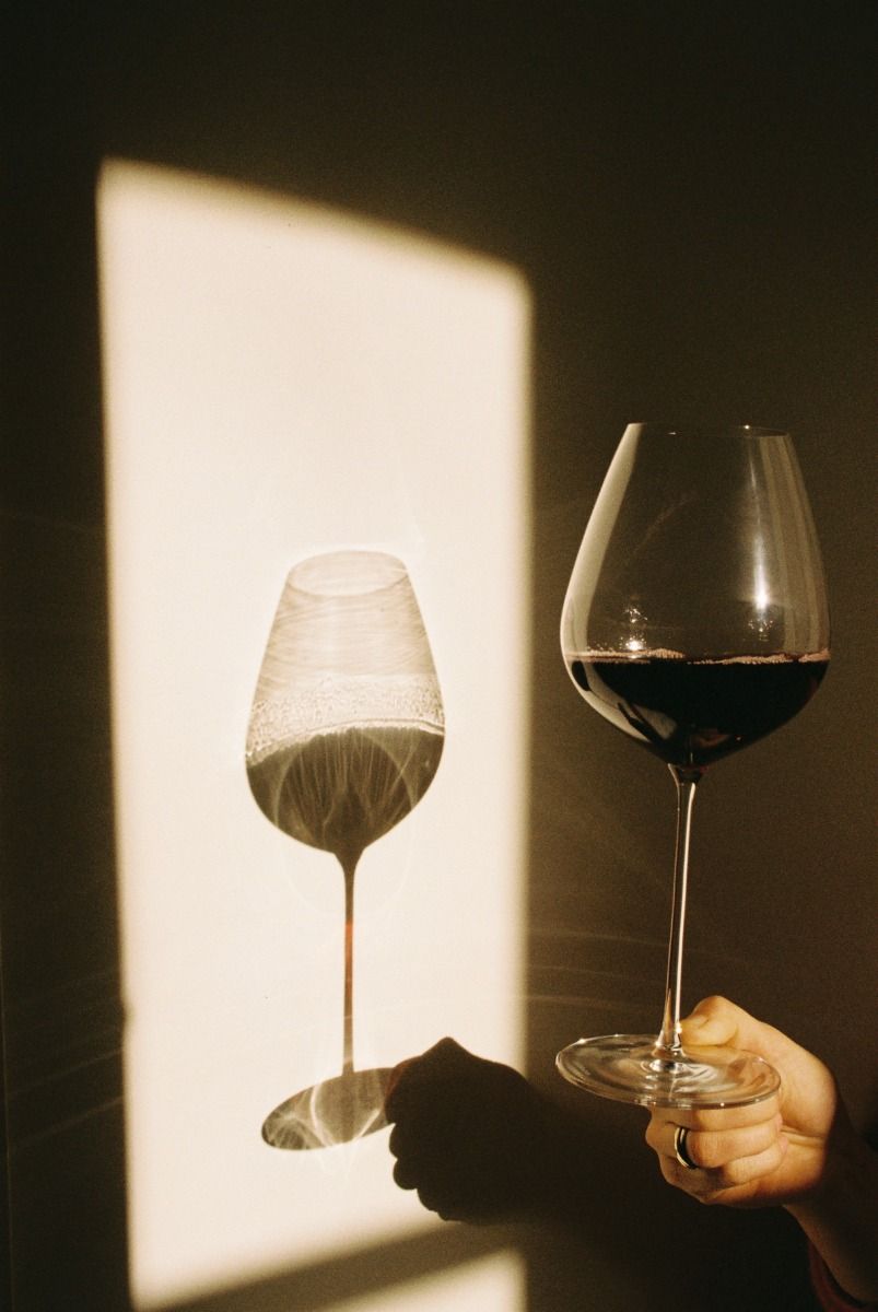 Vin versé verre dégustation