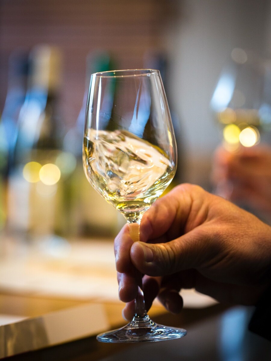 Vin versé verre dégustation