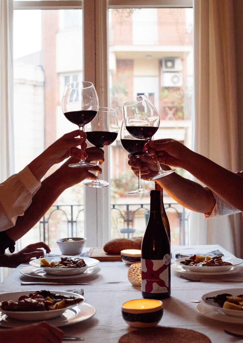 Vin versé verre dégustation