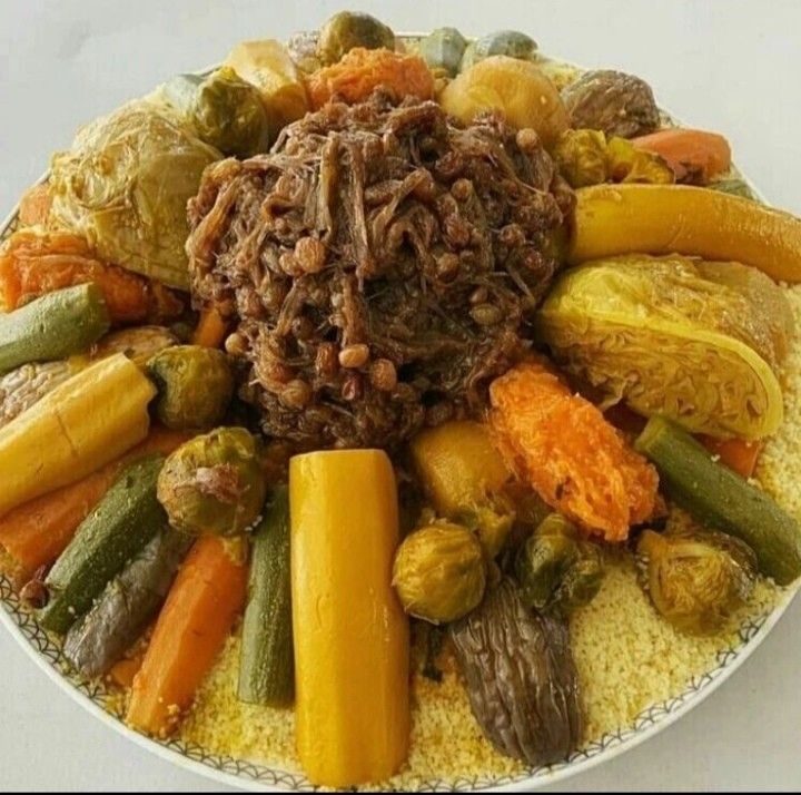 Plat de couscous végétarien marocain
