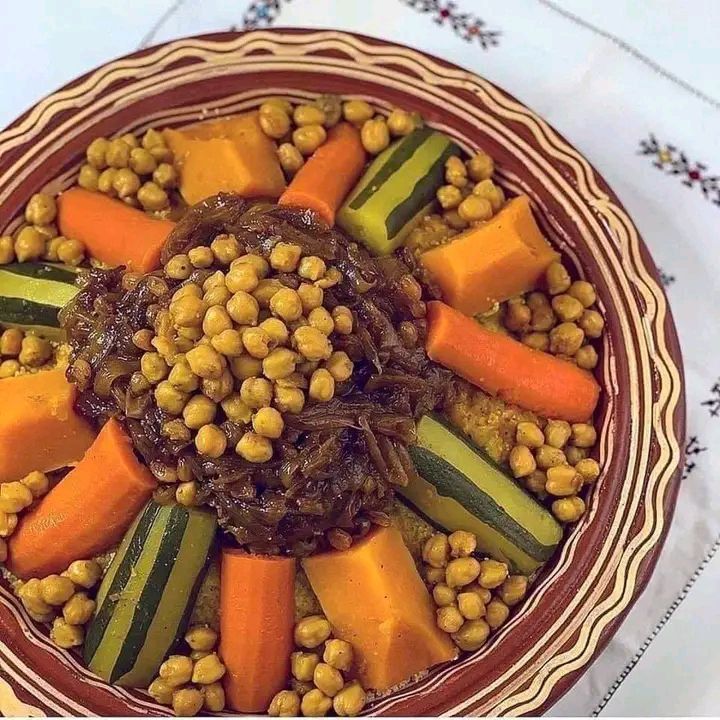 Plat de couscous végétarien marocain