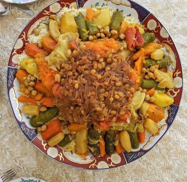 Plat de couscous végétarien marocain