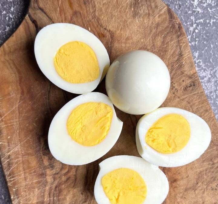 Temps de cuisson des œufs durs : ajuster entre 6 et 12 minutes du mollet au bien cuit
